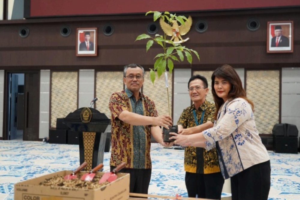  Padma Hotel Semarang Tanam 540 Pohon di Undip