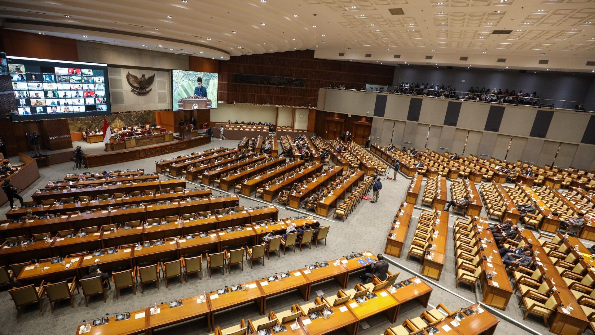 Sejumlah anggota Dewan mengikuti Rapat Paripurna DPR RI ke-5 Masa Persidangan I Tahun Sidang 2022-2023 di Kompleks Parlemen, Jakarta, Selasa (20/9) saat membahas UU PDP/JIBI/Bisnis/Arief Hermawan P