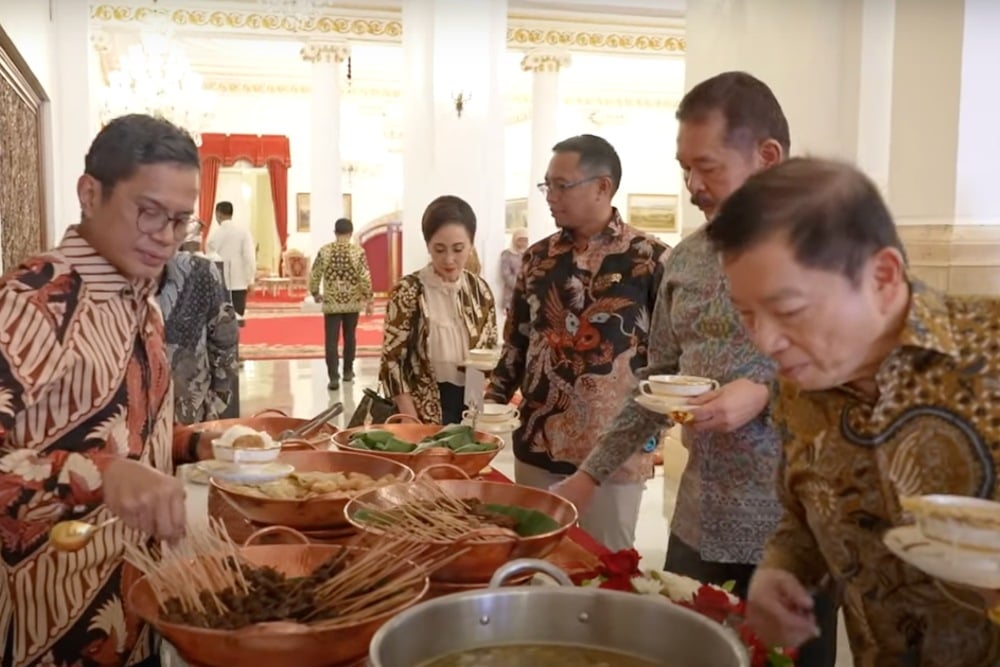  Menu Makan Siang Terakhir Jokowi untuk Menteri: Soto Bangkong, Kambing Guling, hingga Asinan Betawi