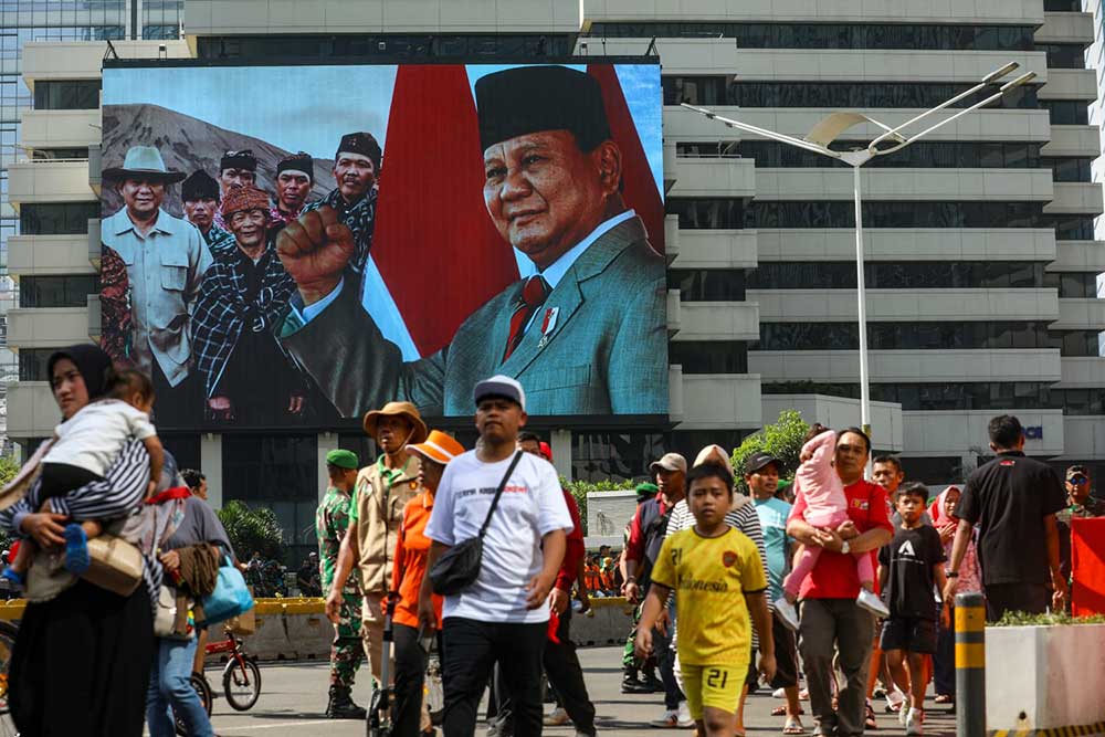  Warga Mulai Padati Jalan Jenderal Sudirman Jelang Pelantikan Presiden Terpilih Prabowo Subianto