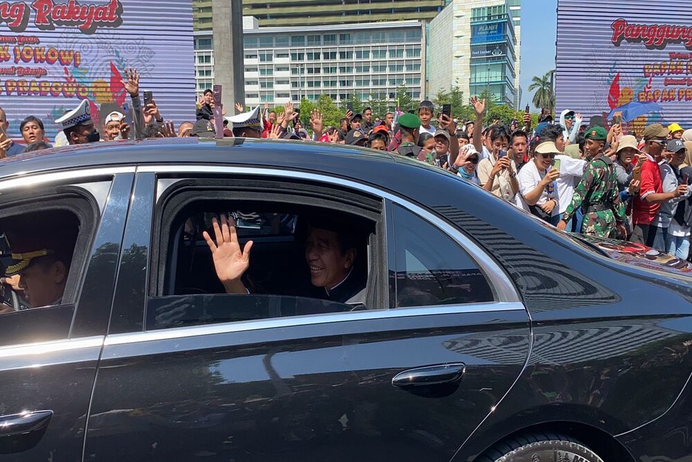  Dengan Senyum dan Lambaian Tangan, Jokowi Sapa Warga di Bundaran HI