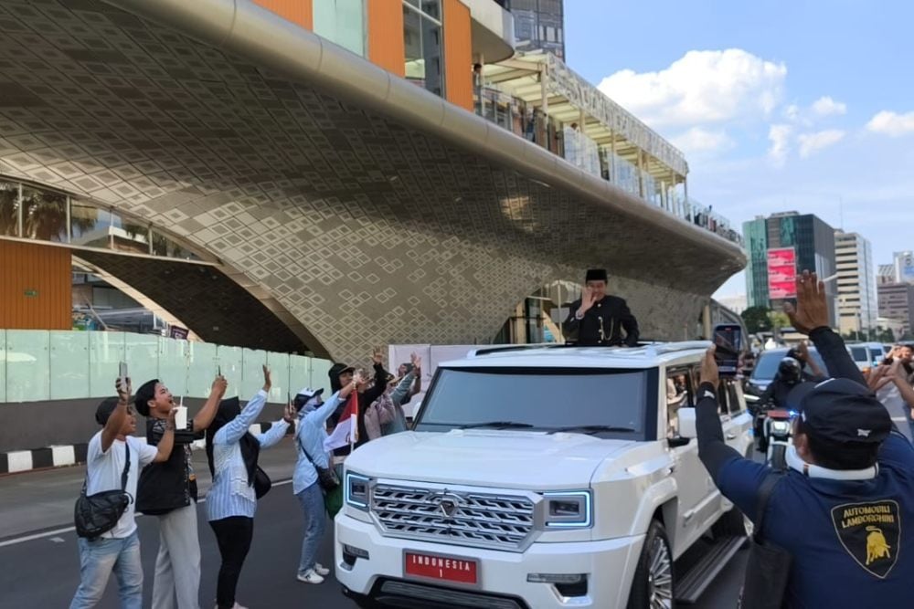  Momen Jokowi Pamitan dan Sapa Warga di Jakarta Sebelum Mudik ke Solo