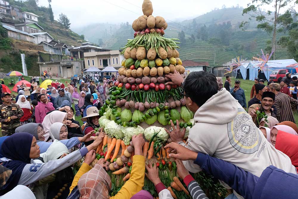  Suasana Prosesi Merti Dusun saat Festival Igirmranak di Kawasan lereng Gunung Prau