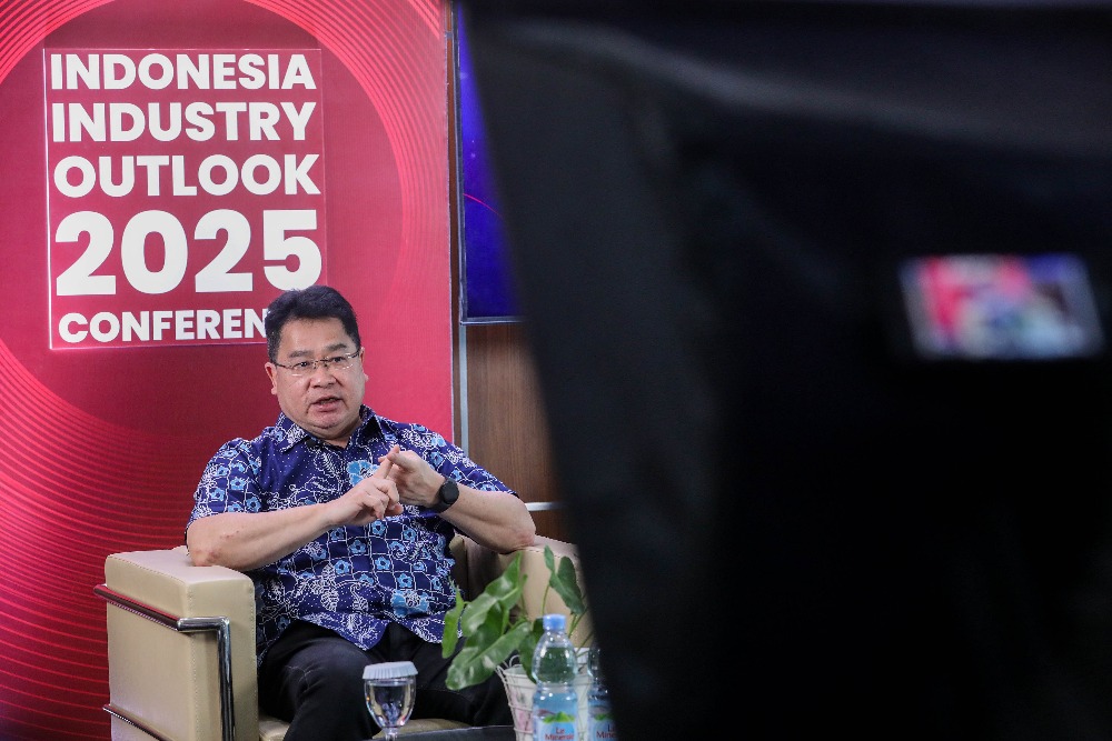 Consumer and Retail Strategist Yongky Susilo saat sesi ketiga bertema Daya Beli Kelas Menengah Kian Kurus! Apa Industri & Produk Yang Tergerus saat berlangsungnya acara Indonesia Industry Outlook 2025 Conference di Jakarta, Rabu (23/10/2024)/Bisnis-Eusebio Chrysnamurti