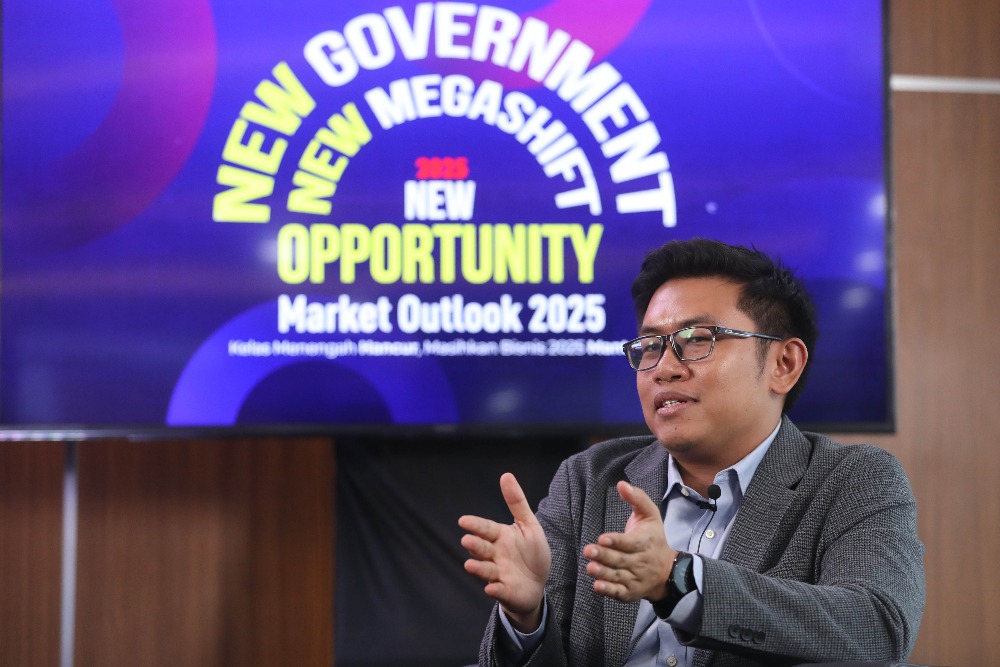 Peneliti LPEM FEB UI Jahen F. Rezki saat sesi ketiga bertema Daya Beli Kelas Menengah Kian Kurus ! Apa Industri & Produk Yang Tergerus saat berlangsungnya acara Indonesia Industry Outlook 2025 Conference di Jakarta, Rabu (23/10/2024)./Bisnis-Eusebio Chrysnamurti