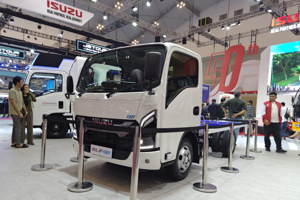 Tampilan Isuzu Elf EV Prototype pada pameran GIIAS 2024, Sabtu (20/7/2024). / Bisnis-Nuhansa Mikrefin Yoedo