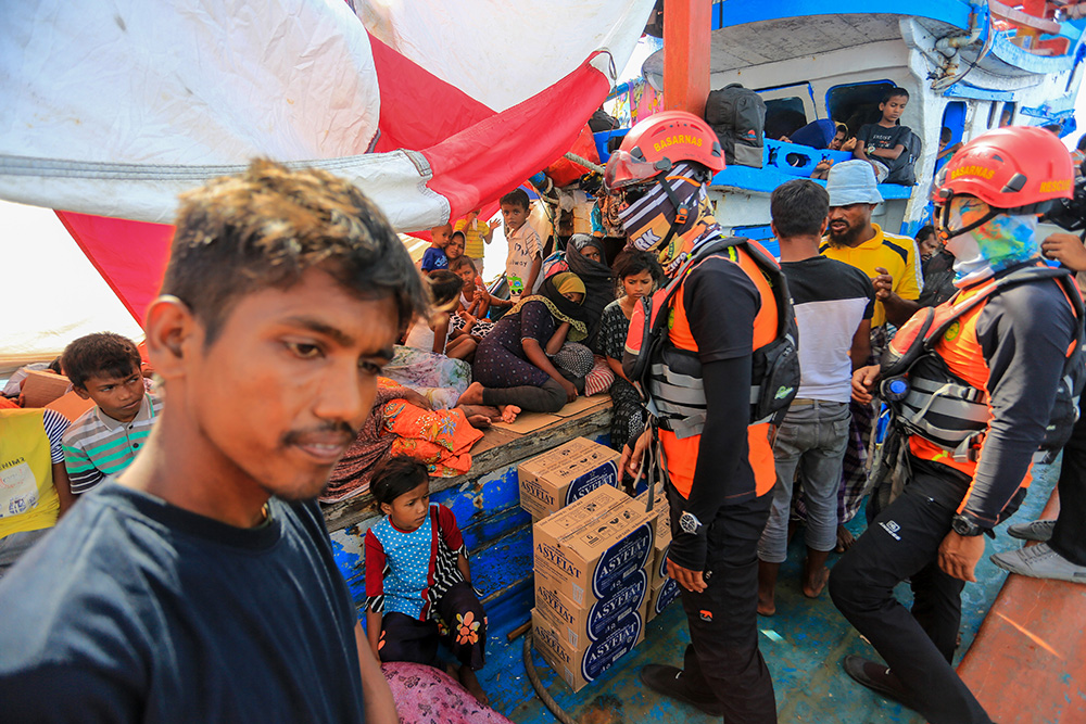  Pemeriksaan Imigran Rohingya Sebelum Dievakuasi