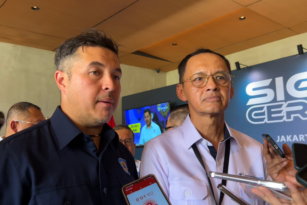 (dari kiri) Wakil Ketua Indonesia Motor Indonesia (IMI) Rifat Sungkar dan Direktur Utama PT Jasaraharja Putera, Abdul Haris usai penandatangan kerja sama strategis antara IMI dengan Indonesia Financial Group (IFG), Jasa Raharja Putera, dan Wuling Maju Motor Group di Jakarta, Kamis (24/10/2024). / Bisnis-Pernita Hestin Untari