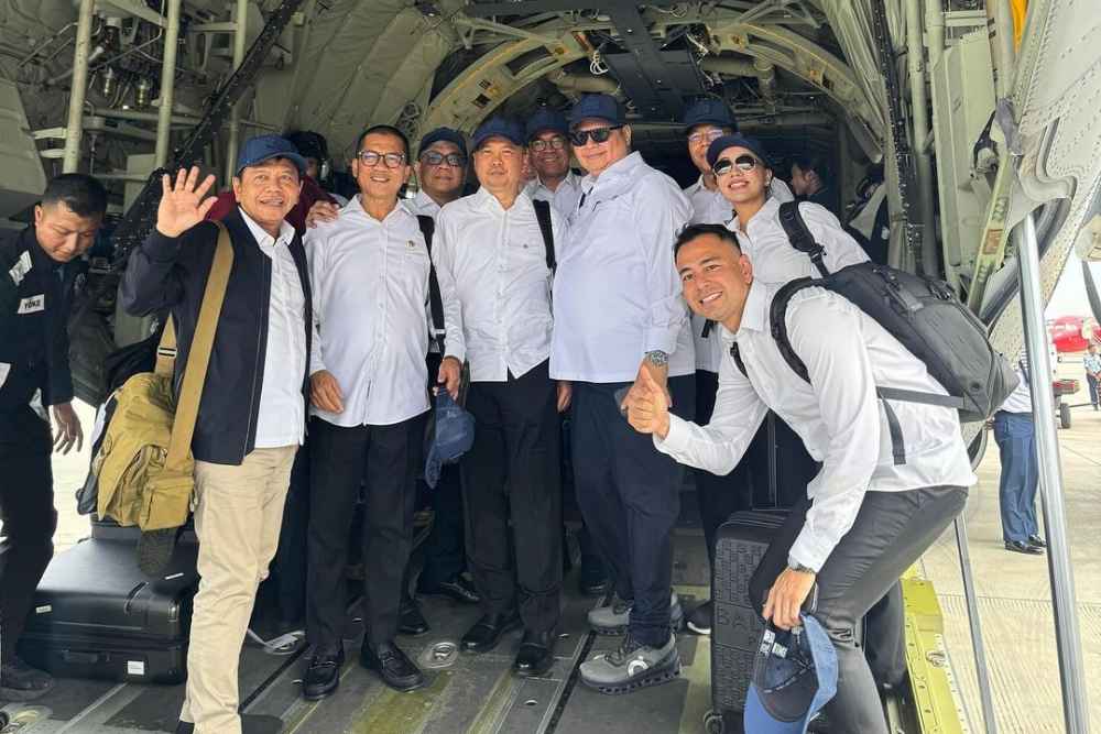  Tanpa Pengawal, Menteri Prabowo Tenteng Tas Berangkat Retreat ke Magelang