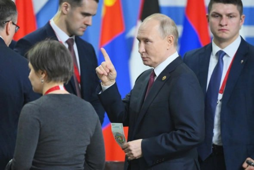 Presiden Rusia Vladimir Putin menerima hadiah berupa cendera mata berupa mata uang BRICS saat KTT BRICS di Kazan, Rusia. / dok. X Sputnik