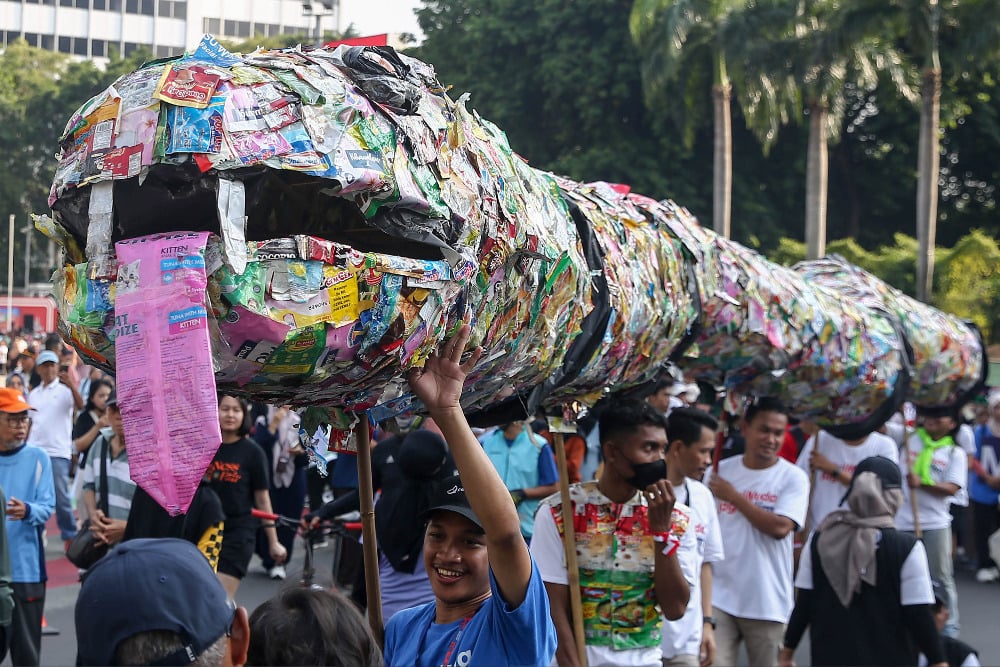  Aktivis Lingkungan Bawa Replika Ikan Paus dan Ular Raksasa Yang Terbuat Dari Sampah Plastik