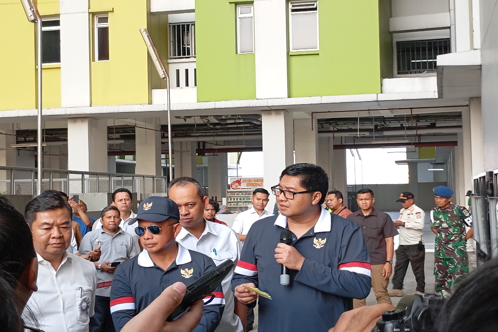 Menteri Perumahan dan Kawasan Permukiman (PKP), Maruarar Sirait bersama Menteri Dalam Negeri (Mendagri), Tito Karnavian saat menyidak rusun Pasar Rumput, Minggu (27/10/2024) / Bisnis - Alifian Asmaaysi