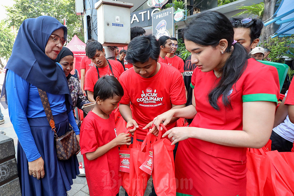  Pembagian Paket Makanan Gratis