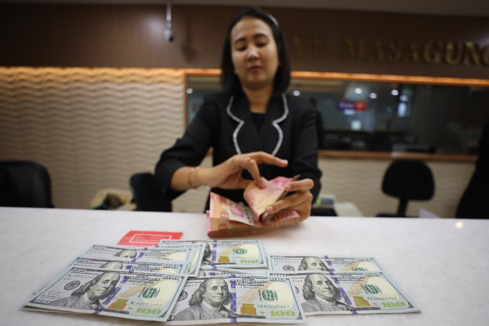  Rupiah Ditutup Melemah, Sentuh Rp15.724 per Dolar AS