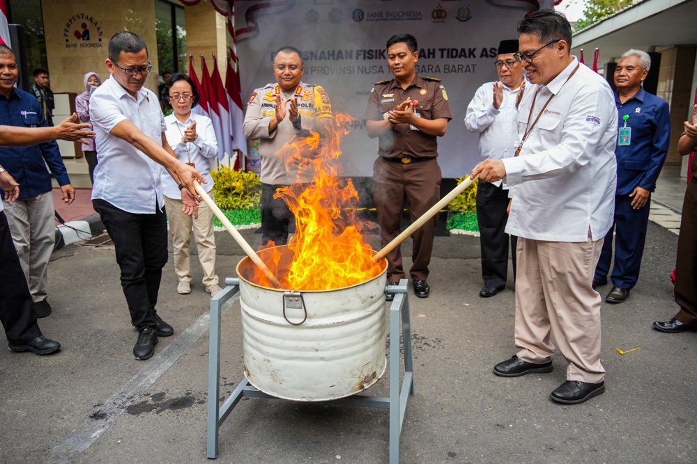  8.307 Lembar Uang Palsu Dimusnahkan di NTB