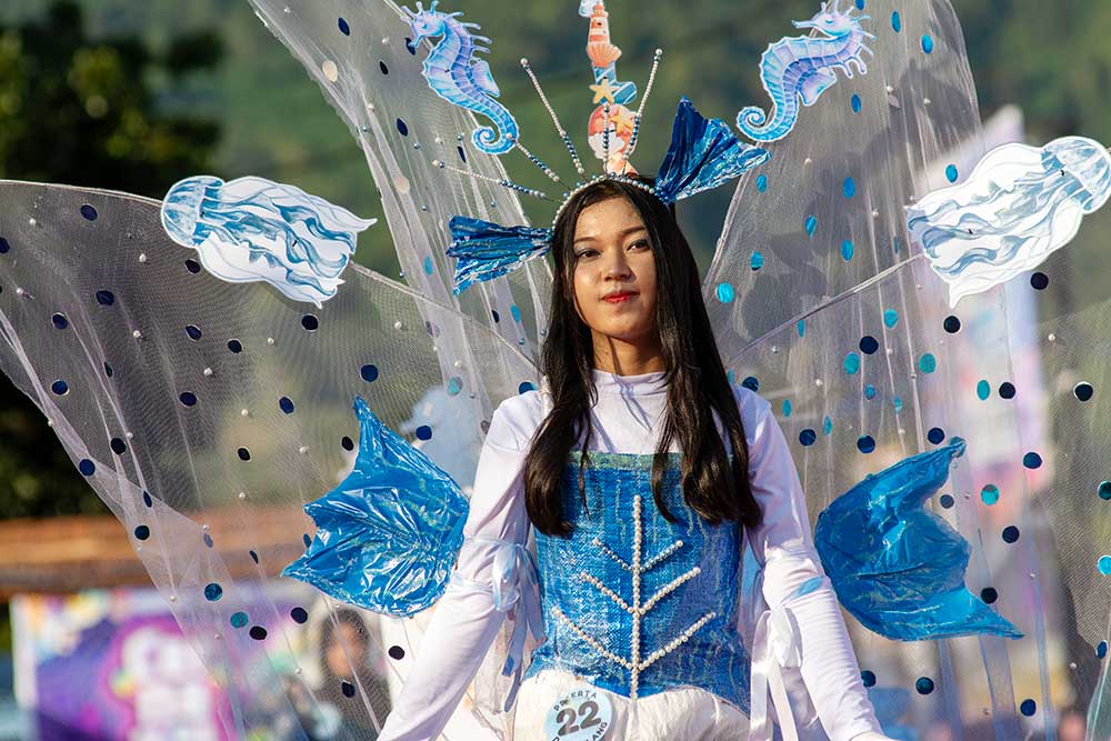  Kampanyekan Cinta Lingkungan Dengan Karnaval Busana Daur Ulang