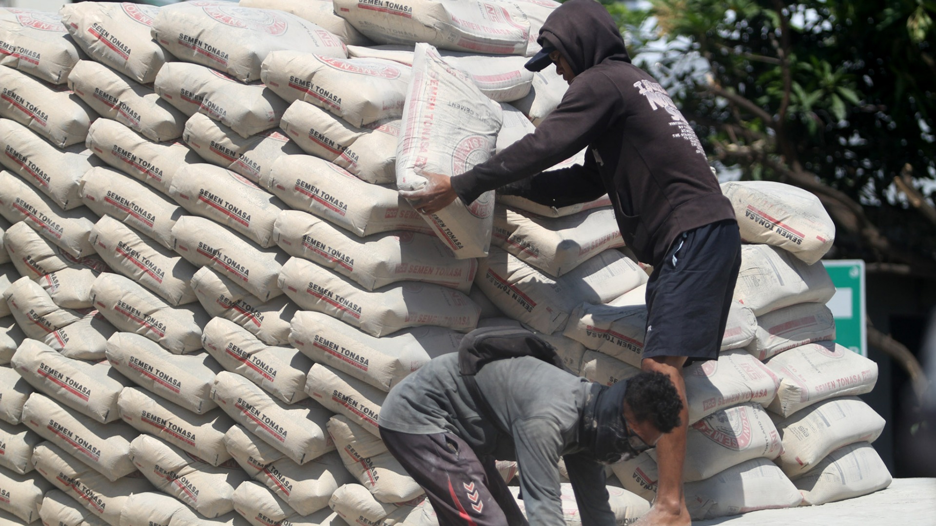  Menimbang Daya Dorong Program 3 Juta Rumah ke Emiten Semen SMGR & INTP