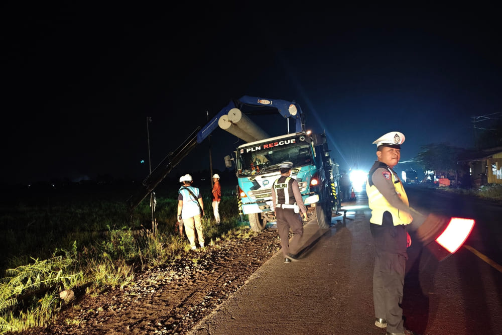  PLN Sigap Pulihkan Listrik di Sidrap Pasca Cuaca Ekstrem