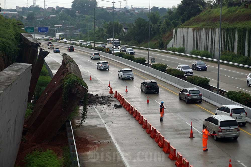  Tembok Pembatas Jalan Tol Cinere-Serpong Ambrol