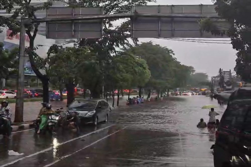  Awas! Banjir di Depan Gandaria City, Jalur Dua Arah Macet Total