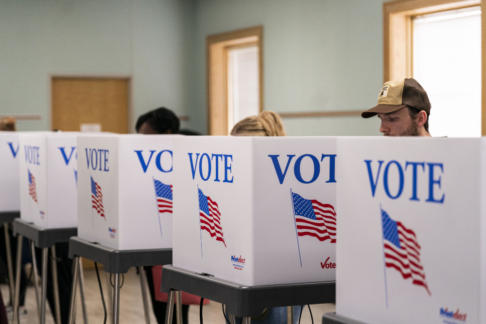 Para pemilih memberikan suara pada hari terakhir pemungutan suara awal di Thomasville, North Carolina, Amerika Serikat pada Sabtu (2/11/2024). / Bloomberg-Al Drago