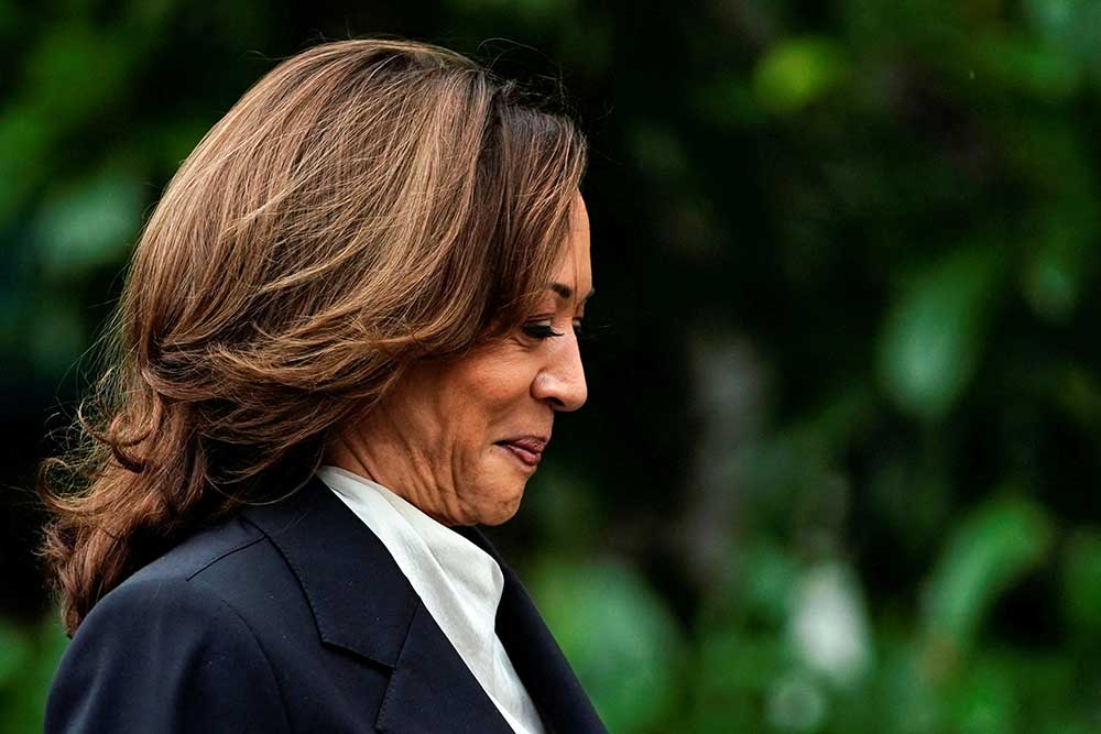  Kamala Harris Tertangkap Basah Pura-pura Telepon Pendukung Usai Pilpres AS