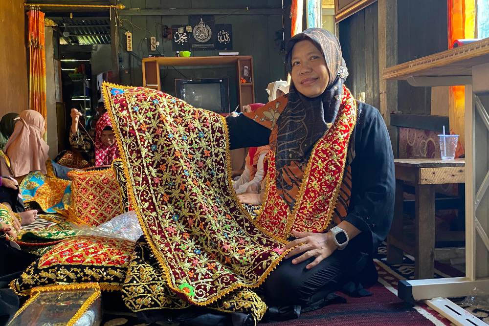 Ayu, pengrajin Kain Angkinan khas Kota Palembang, Sumatra Selatan saat memperlihatkan salah satu jenis Kain Angkinan. /Bisnis-Husnul.