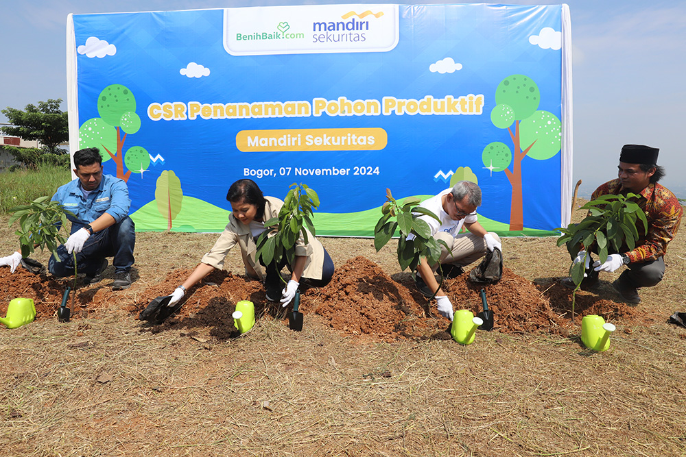  Penanaman 200 Pohon di Hambalang
