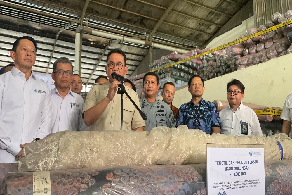 Menteri Perdagangan (Mendag) Budi Santoso meninjau temuan 90.000 rol kain TPT bernilai Rp90 miliar di Gudang Kelurahan Kapuk Muara, Jakarta Utara. —Bisnis/Rika Anggraeni