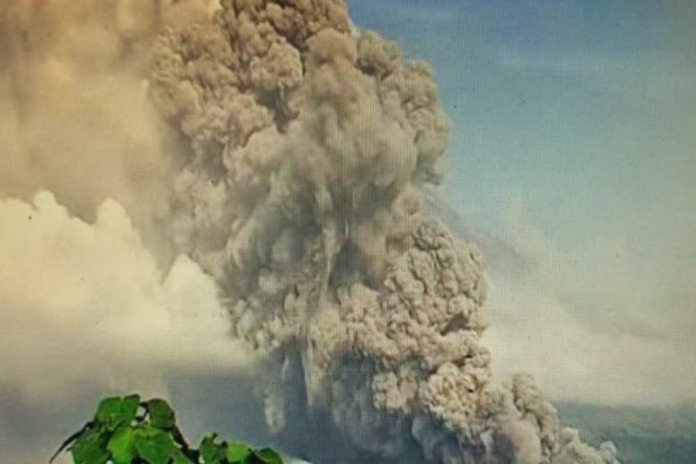  Gunung Semeru Luncurkan Awan Panas dan Getaran Banjir