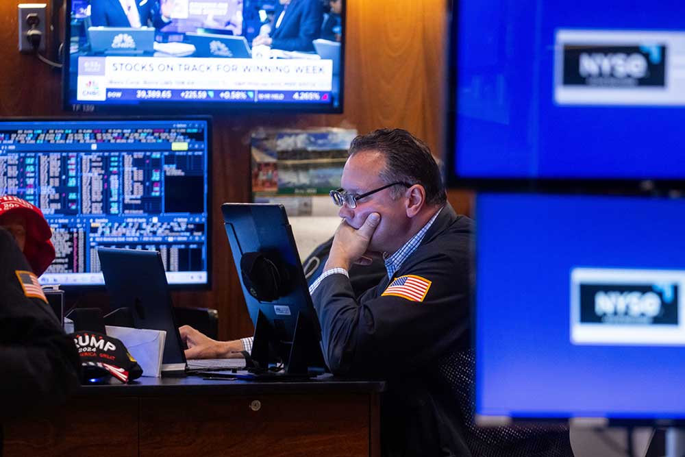 Seorang pialang berada di lantai Bursa Efek New York (NYSE) di New York, Amerika Serikat. Bloomberg/Michael Nagle