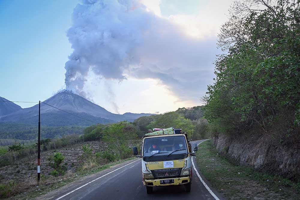  Aparat Gabungan Memindahkan Pengungsi Erupsi Gunung Lewotobi Laki-Laki ke Posko Yang Lebih Aman