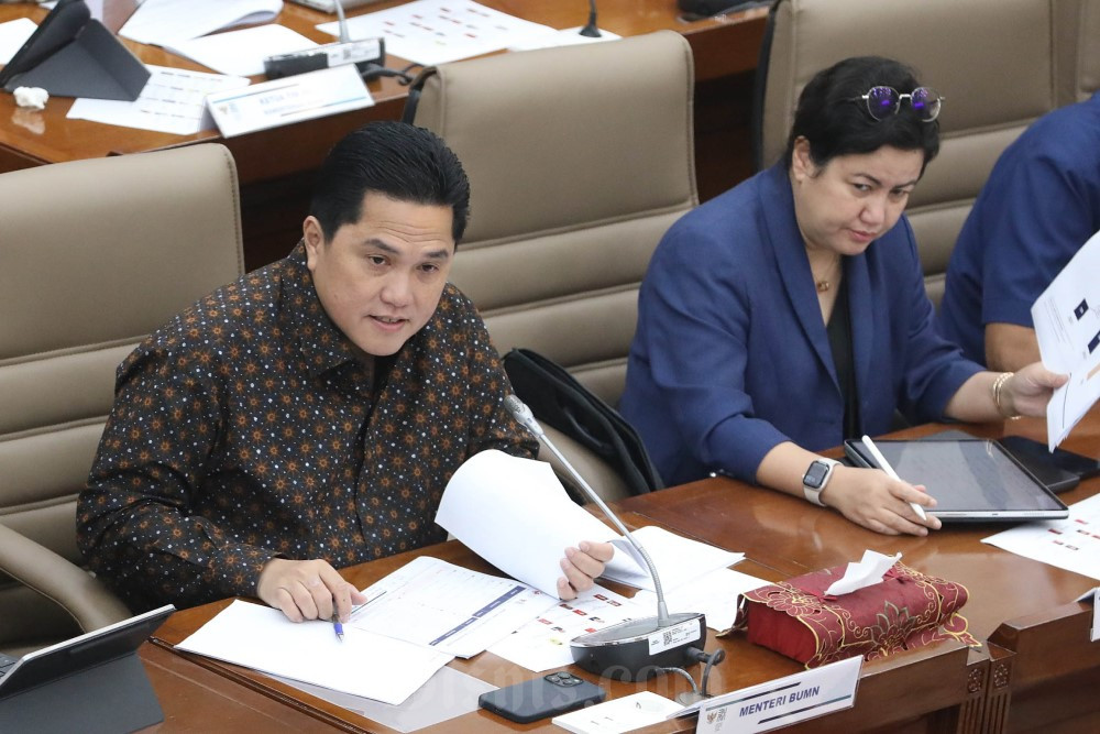 Menteri BUMN Erick Thohir (kiri) bersama dengan Deputi Bidang Keuangan dan Manajemen Risiko Nawal Nely mengikuti pada rapat kerja dengan Komisi VI DPR di Kompleks Parlemen, Senayan, Jakarta, Selasa (19/3/2024). Rapat tersebut membahas tentang evaluasi kinerja BUMN dan progres program restrukturisasi BUMN./Bisnis - Eusebio Chrysnamurti.
