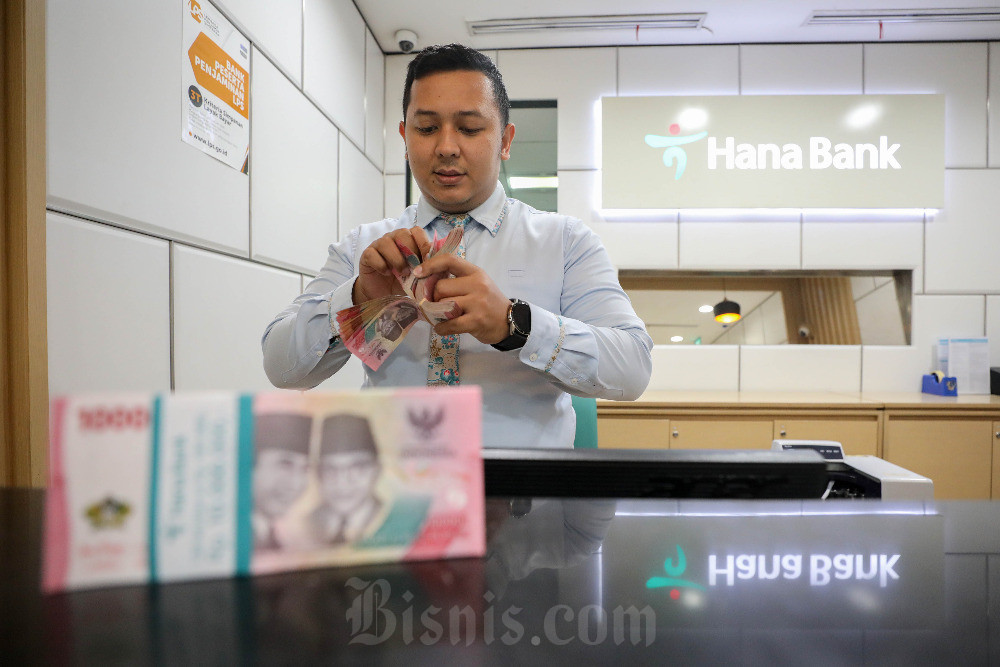 Karyawan menghitung uang rupiah di salah satu kantor cabang PT Bank KEB Hana Indonesia (Hana Bank) di Jakarta, Kamis (25/7/2024). Bisnis/Eusebio Chrysnamurti
