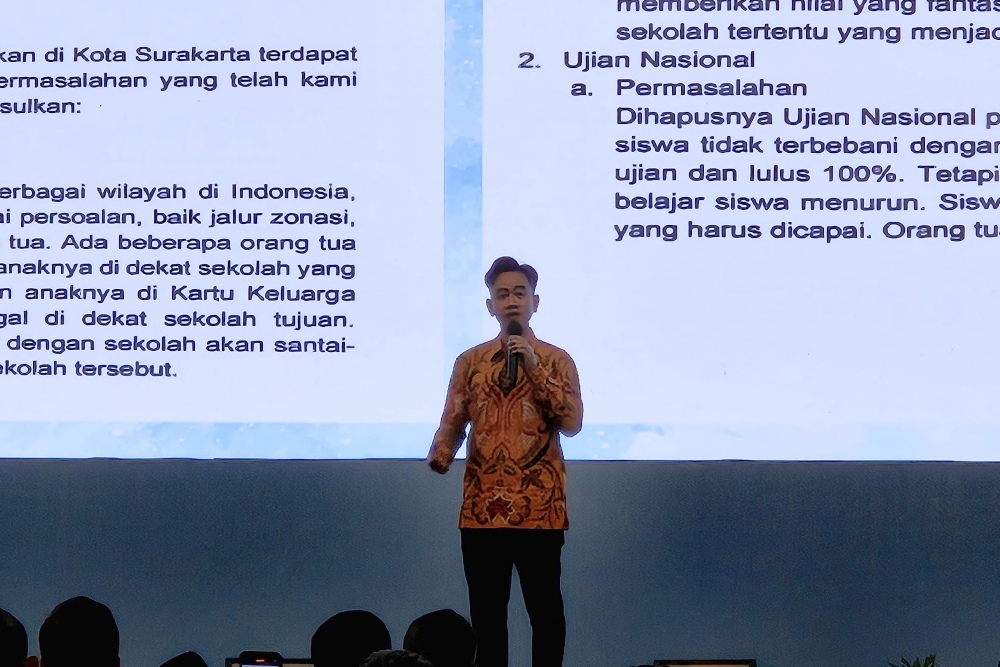 Wapres Gibran Rakabuming Raka memberi kata sambutan dalam Rapat Koordinasi Evaluasi Kebijakan Pendidikan Dasar dan Menengah di Hotel Sheraton Gandaria City Jakarta, Senin (11/11/2024). JIBI/Sholahuddin Alayyubi