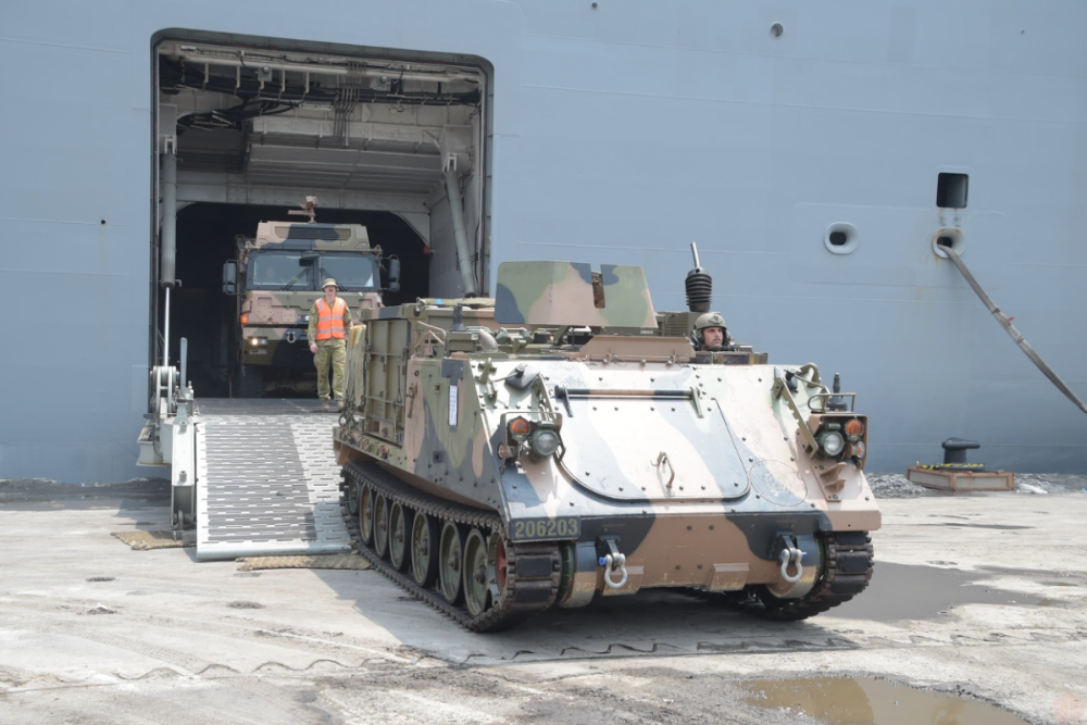  Melihat Kapal Perang Terbesar Australia HMAS Adelaide yang Tiba di Banyuwangi