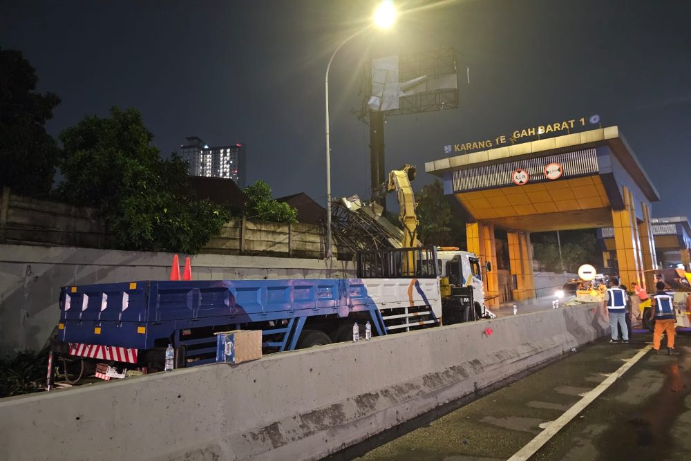 PT Jasa Marga (Persero) Tbk. (JSMR) telah rampung mengevakuasi papan konstruksi iklan atau billboard yang roboh menimpa Gerbang Tol (GT) Karang Tengah Barat 1 pada Minggu (10/11/2024) - Dok. Jasa Marga.
