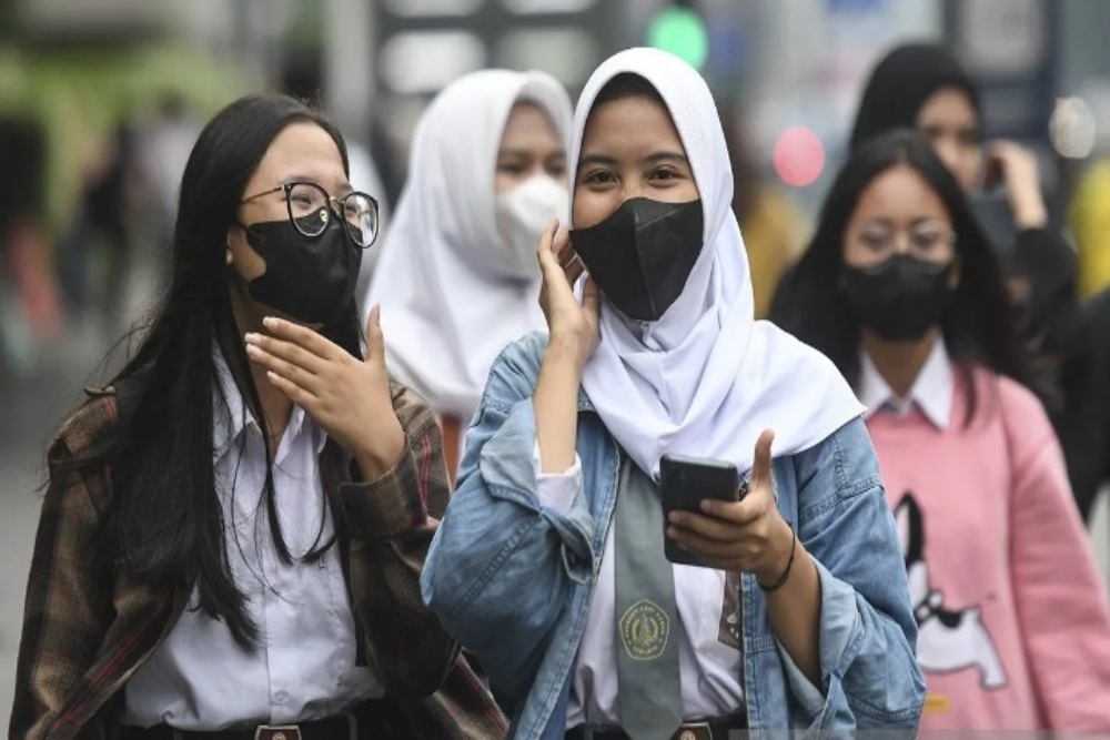 Warga menggunakan masker saat berjalan di Jakarta, Jumat (8/11/2023). /Antara