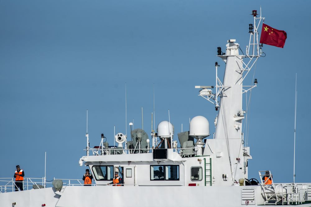 Pasukan Penjaga Pantai China di Second Thomas Shoal di Laut China Selatan yang disengketakan pada November 2023./Bloomberg-Lisa Marie David