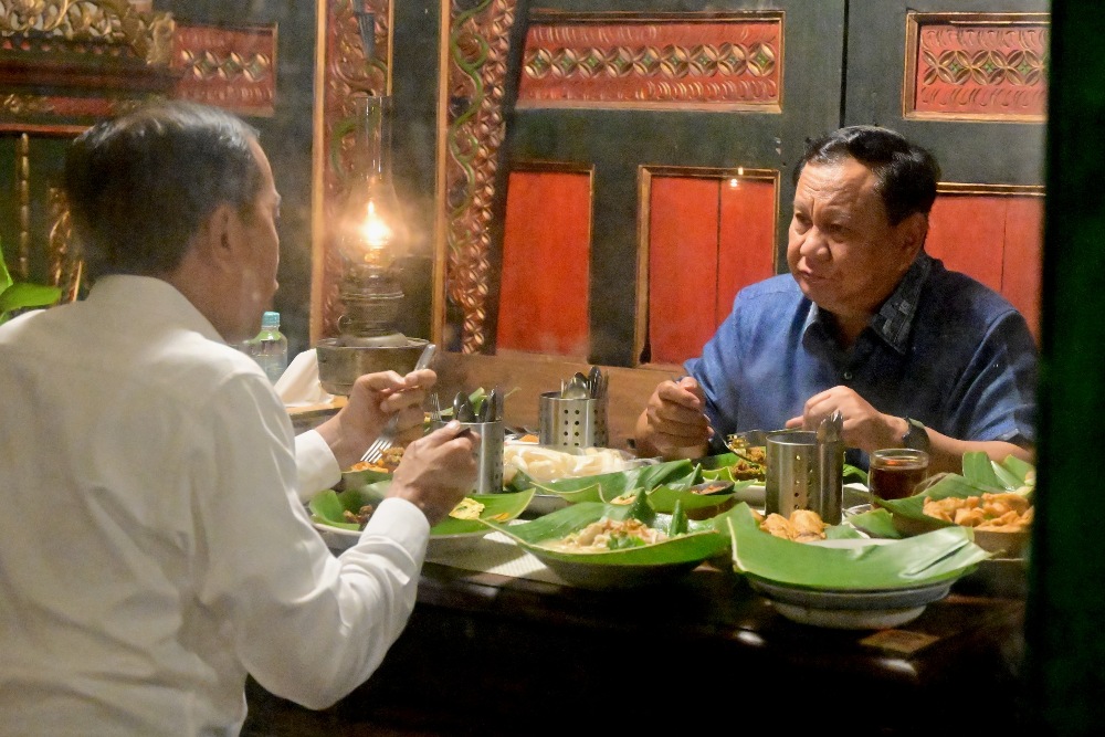 Presiden Prabowo Subianto dan Presiden ke-7 RI Jokowi bersantap di salah satu angkringan di kota Solo, Jawa Tengah pada Minggu (3/11/2024). Foto: Rusman - Biro Pers Sekretariat Presiden