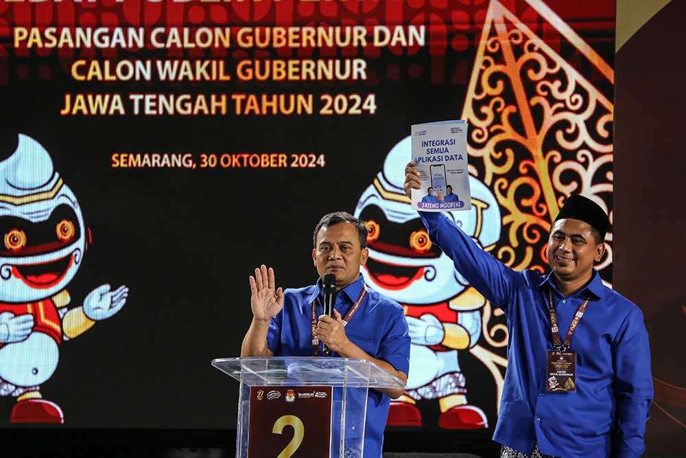 Pasangan calon Gubernur Jawa Tengah dan calon Wakil Gubernur Jawa Tengah nomor urut 2, Ahmad Luthfi (kiri) dan Taj Yasin Maimoen (kanan) menyampaikan visi dan misi saat Debat Publik Pertama Pilgub Jawa Tengah 2024 di Marina Convention Center, Semarang, Jawa Tengah, Rabu (30/10/2024). ANTARA FOTO/Makna Zaezar