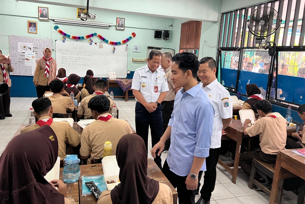 Wakil Presiden Gibran Rakabuming Raka saat meninjau program makan siang gratis di SMAN 270 Jakarta, Rabu (23/10/2024)/Bisnis-Sholahudin Al Ayyubi