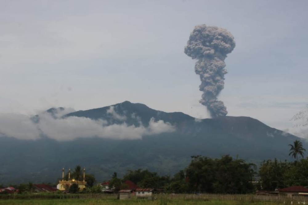 Gunung Marapi di Sumatra Barat mengalami erupsi pada Kamis (30/5/2024). Dok ANTARA