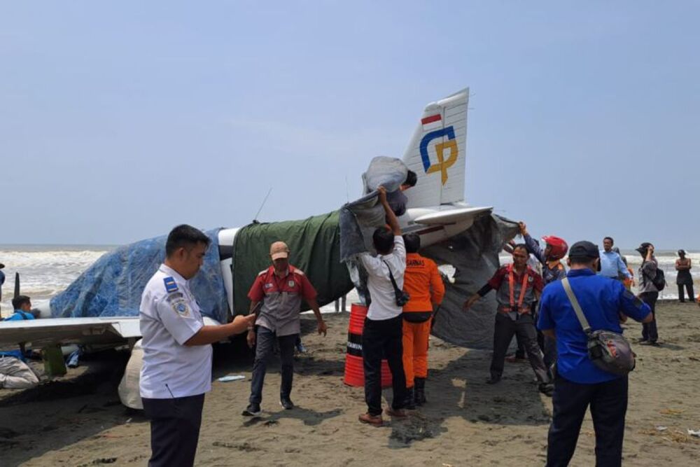 Pesawat Latih Mendarat Darurat di Pantai Cemara Sewu Cilacap