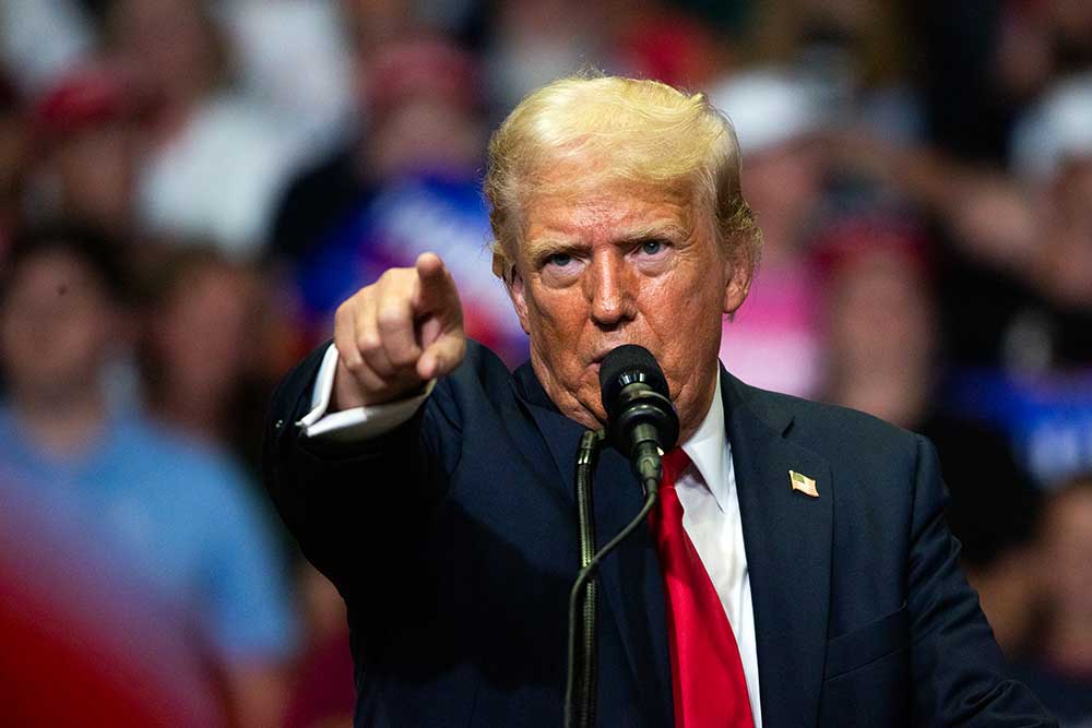 Mantan Presiden AS Donald Trump saat acara kampanye di Van Andel Arena di Grand Rapids, Michigan, Amerika Serikat, Sabtu (20/7/2024). Bloomberg/Emily Elconin