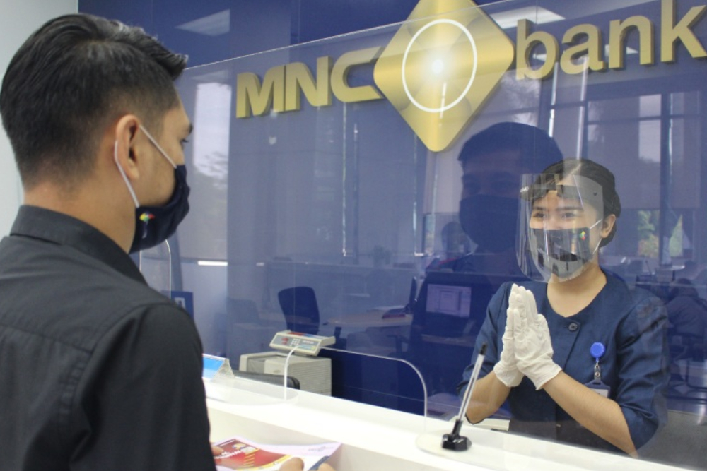 Karyawan MNC Bank melayani nasabah/Istimewa