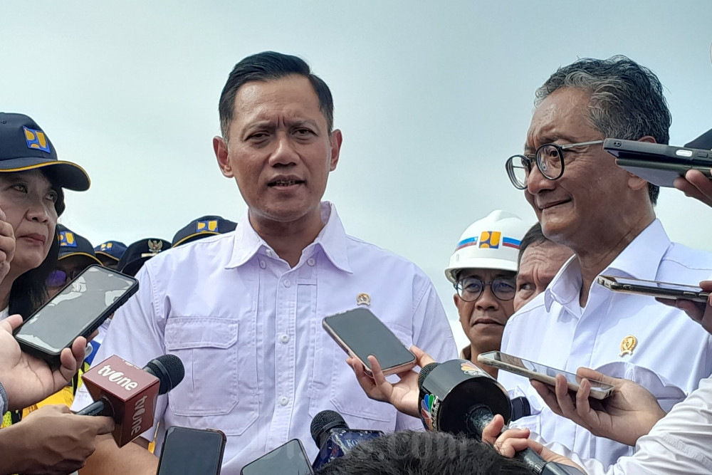 Menteri Koordinator (Menko) Agus Harimurti Yudhoyono (tengah) didampingi oleh Menteri PU Dodu Hanggodo (kanan) dan Wakil Menteri PU Diana Kusumastuti (kiri) mengecek progres pembangunan proyek NCICD di wilayah Kali Baru, Cilincing, Jakarta Pusat , Senin (4/11/2024)/Bisnis-Alifian Asmaaysi