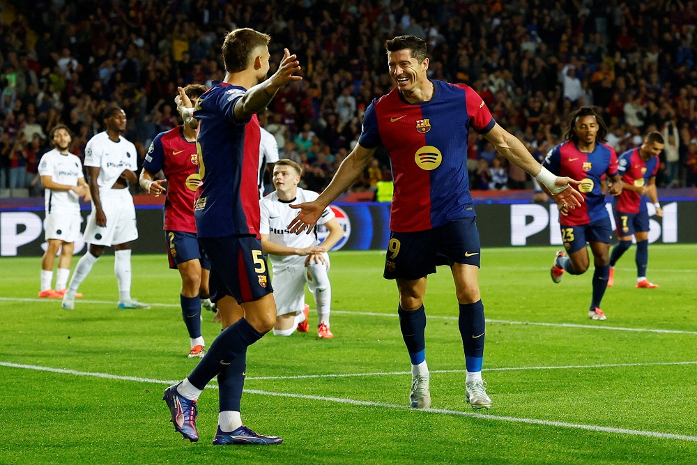 Penyerang Barcelona Robert Lewandowski merayakan golnya / Reuters.