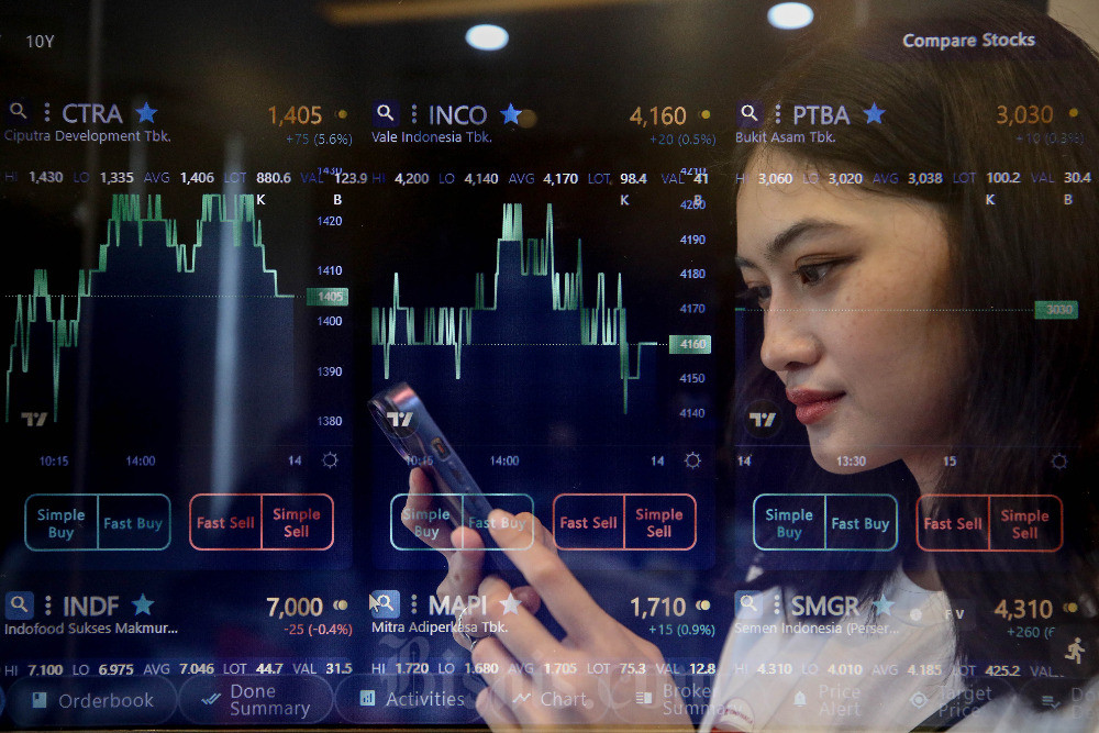 Investor mengamati pergerakan harga saham di Jakarta, Minggu (13/10/2024). Bisnis/Eusebio Chrysnamurti
