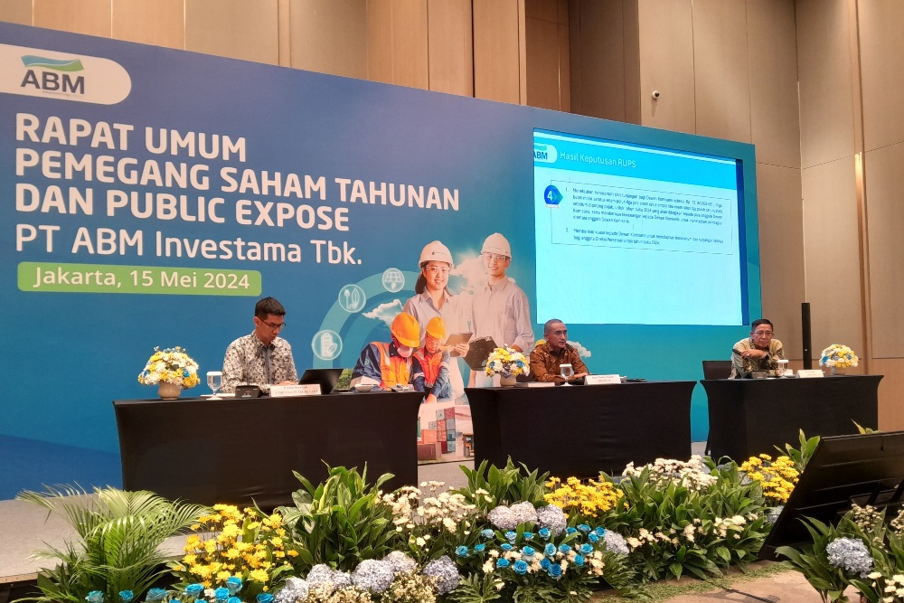 Jajaran direksi PT ABM Investama Tbk. (ABMM) dalam paparan publik tahun buku 2023, Rabu (15/5/2024). RUPST menyetujui pembagian dividen sebesar US$50 juta atau setara Rp812,18 miliar. /Bisnis-Artha Adventy